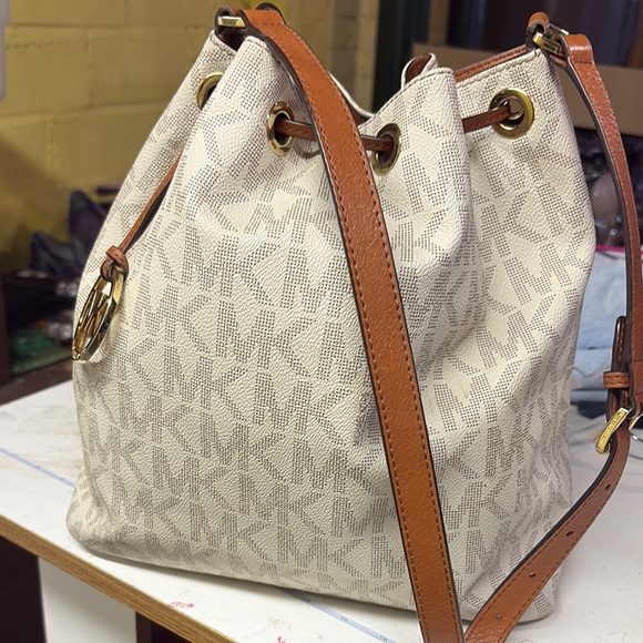 Stylish Cream Designer Drawstring Bag - Picture 2 of 8